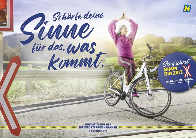 Die vier Hauptsujets der „Sei g’scheit“ Kampagne rufen auf charmante Art zu mehr Achtsamkeit im Bereich eines Bahnübergangs auf.
