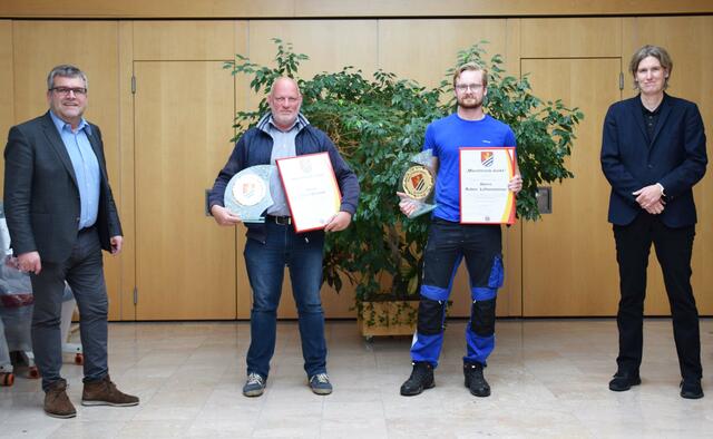 Bürgermeister Paul Mahr und Amtsleiterin Tina Haunschmied mit den Mitarbeitern der LinzAG
 | Foto: Stadtamt Marchtrenk