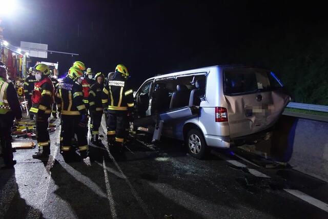 Der Kleinbus krachte nach der Kollision mit dem abgestellten Lkw noch gegen die Betonmittelleitwand. | Foto: FF Seewalchen/Facebook