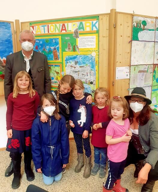 Mallnitzer Bürgermeister Novak und Landesrätin Sara Schaar mit den Künstlerinnen | Foto: Erwin Truskaller