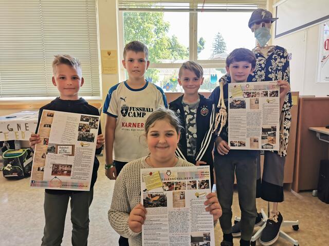 Die Volksschüler aus Markt Neuhodis gestalteten eine Sonderzeitung zu "100 Jahre Burgenland": Johannes, Paul, Johanna, Jonah und Johann präsentieren ihre Ergebnisse. | Foto: Michael Kleinrath