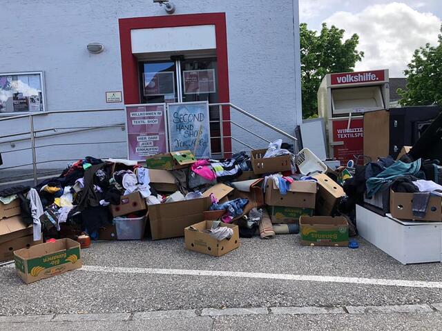 Diese vor dem Volkshilfe Shop abgeladenen „Spenden“ wurden durchwühlt und durchnässt und kommen keinem sozialen Zweck mehr zugute. | Foto: Privat