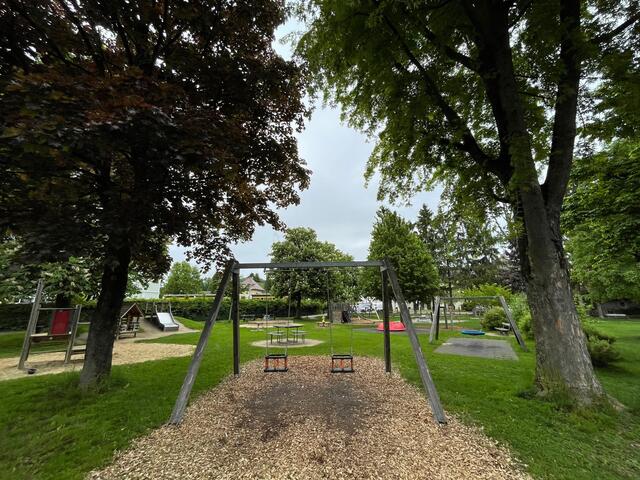 Der Spielplatz in Itzling bietet sicheres Schaukeln für Kleinkinder.