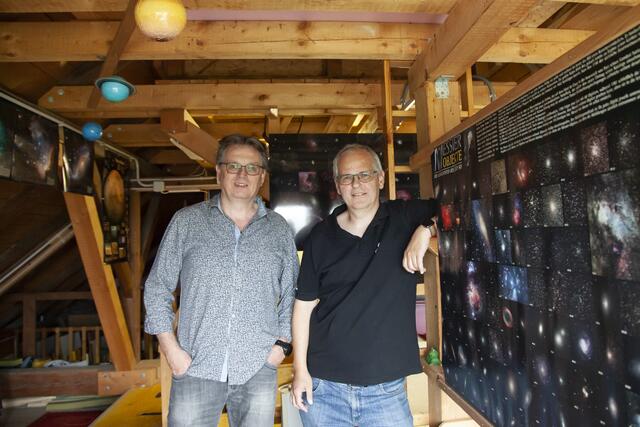 Berhard Reiter und Werner Pribil stellen die "Astronomische Gesellschaft Leitzersdorf vor".