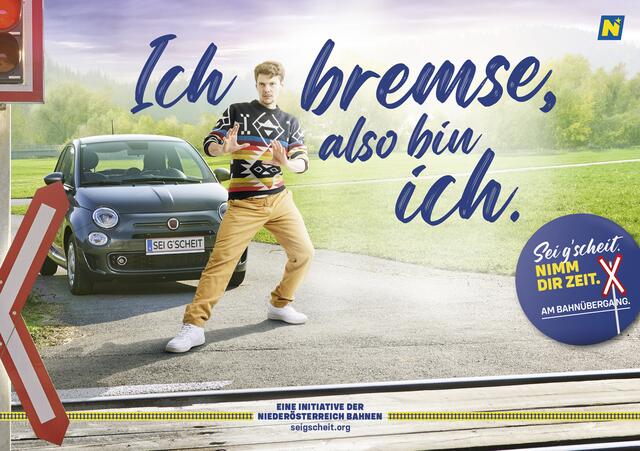 Die vier Hauptsujets der „Sei g’scheit“ Kampagne rufen auf charmante Art zu mehr Achtsamkeit im Bereich eines Bahnübergangs auf.
