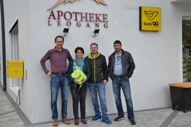 Apotheker Edwin Hirk und Apothekerin Eleonora Hirk mit Alfred Rohrmoser (Schriftführer &amp; Pressebeauftragter) und Gerald Reis (Obmann) vom Treffpunkt Leogang. | Foto: Treffpunkt Leogang