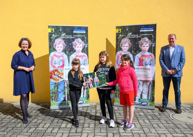 Familien-Landesrätin Christiane Teschl-Hofmeister und der Bürgermeister der Gemeinde Hafnerbach Stefan Gratzl freuen sich mit Mariella, Timea und Celine auf die Ferienbetreuung im Sommer | Foto: (2) NLK Burchhart