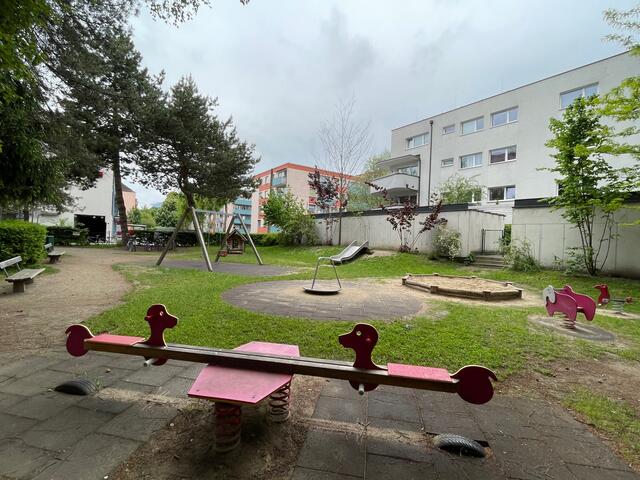 In der Esshaverstraße findet man mit Sandkasten, Schaukelpferd, Wippe, Dreh-Karussell, Sandkasten, Schaukel, Rutsche und Holzhäuschen eine Ausstattung, die vor allem kleinere Kinder begeistert.