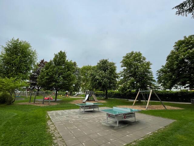 Im Itzlinger Spielplatz findet sich unter anderem zwei Tischtennisplatten.