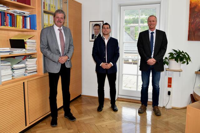 Bezirkshauptmann Dr. Markus Maaß, Bürgermeister Alexander Jäger und Gemeinderevisor Andreas Walser (v.li.) | Foto: BH Landeck/Spiß