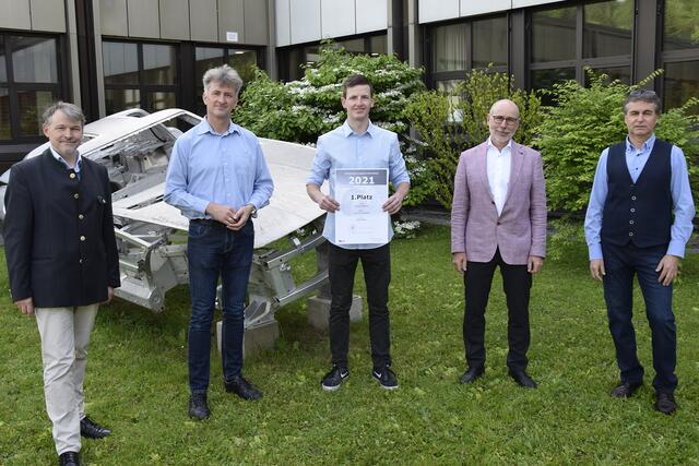 Lukas Nuster (Mi.) erreichte den 1. Platz in der Kategorie „Young Experts“. | Foto: HTL Weiz