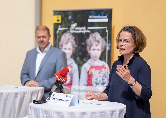 Familien-Landesrätin Christiane Teschl-Hofmeister und der Bürgermeister der Gemeinde Hafnerbach Stefan Gratzl am Podium