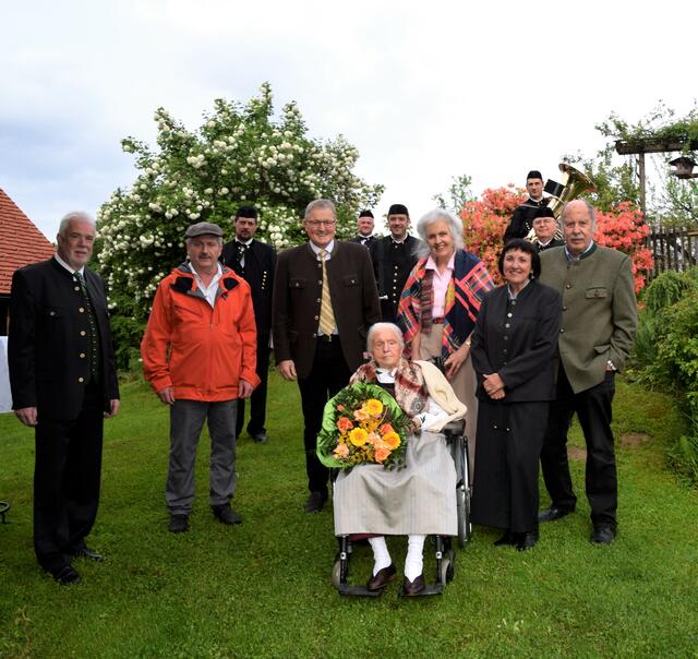 Eine familiäre Gratulantenschar hat sich zum hundertsten Geburtstag von Aloisia Painsi in Wies unter freiem Himmel eingefunden. | Foto: KK
