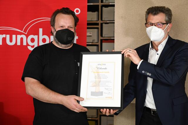 Benjamin Sodemann erhielt von Erich Huber, Wirtschaftskammer Wien, die Urkunde überreicht. | Foto: Brigitte Gradwohl