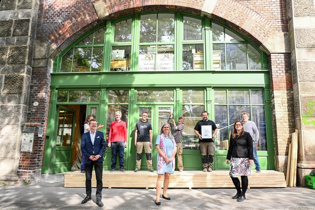 Das Gestaltungsbüro und Tischlereiunternehmen "Handgedacht" in der Josefstadt hat den amaZone Award in der Kategorie "Kleinstunternehmen" gewonnen.  | Foto: Brigitte Gradwohl