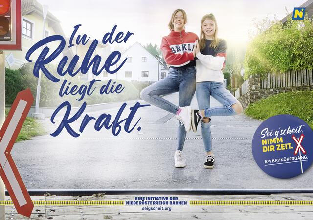 Die vier Hauptsujets der „Sei g’scheit“ Kampagne rufen auf charmante Art zu mehr Achtsamkeit im Bereich eines Bahnübergangs auf.

