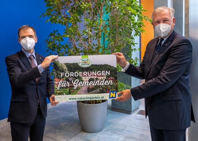 Abteilungsleiter DI Peter Obricht (Amt der NÖ Landesregierung) und Landesrat Martin Eichtinger freuen sich auf zahlreiche Einreichungen für die Gemeinde-Sonderförderung zum Klimaschutz. | Foto: Natur im Garten / J. Ehn