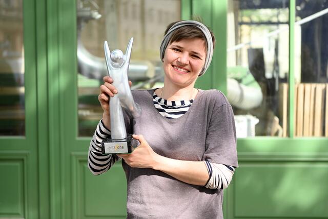 Lehrling Sarah Spielbüchler durfte Stellvertretend die amaZone Statue entgegennehmen.  | Foto: Brigitte Gradwohl