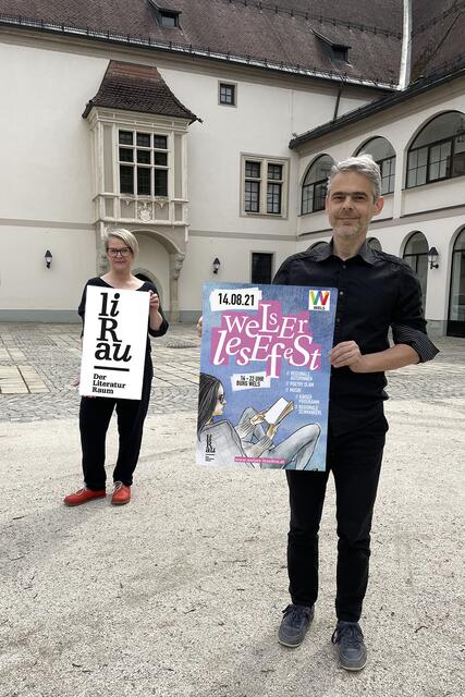 LIRAU - Der LiteraturRaum-Vereinsgründer Christina Gärtner und Wolfgang Mayr am Ort des Geschehens: Am 14. August 2021 feiert das Welser Lesefest in der Burg Wels seine Premiere (bei Schlechtwetter in den Minoriten). | Foto: LIRAU/S. Peterstorfer