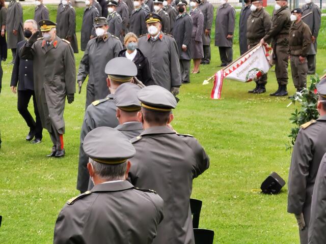 Abschreiten der Formation: BM Tanner und General Brieger. Dahinter  (v.l.) Brigadier Egger, Oberst Klingenschmid, Bgm. Karlinger | Foto: Hans Rüdiger Scholl