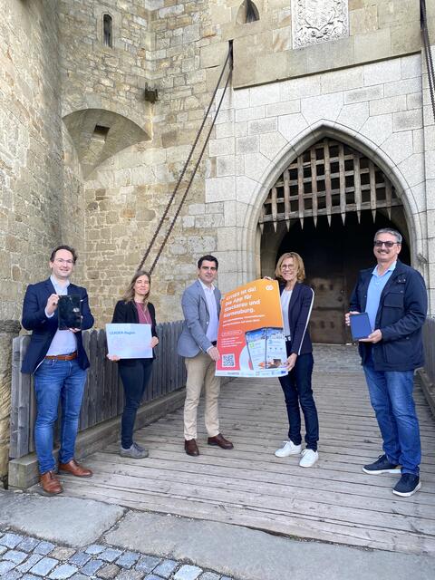 Korneuburg und Stockerau digital mit der Cities App vernetzt: Wirtschafts-Stadtrat Andreas Minnich, Sonja Eder von der LEADER Region Weinviertel Donauraum, Bürgermeister Christian Gepp, Bürgermeisterin Andrea Völkl und WISTO-Obmann Herbert Knoth. | Foto: Stadtgemeinde Korneuburg