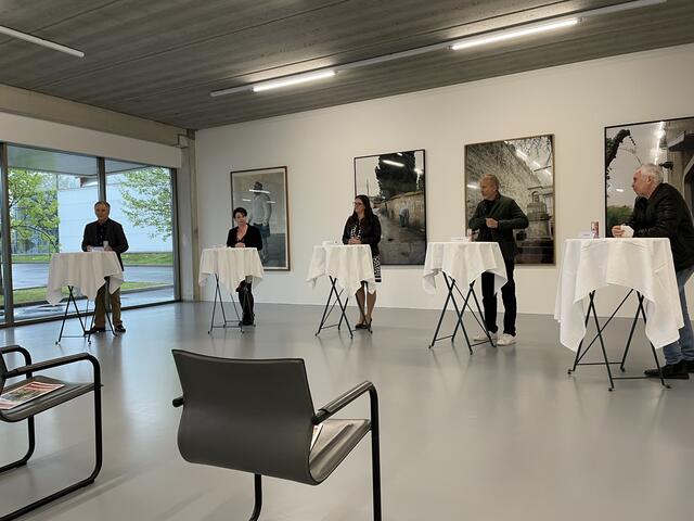 Bei der Pressekonferenz: Hausherr Reinhard Diethardt, Vize-Bgm. Melanie Praxmaier (Kapfenberg) und Bgm. Petra Weberhofer (St. Lorenzen) mit den beiden Künstlern Erwin Wurm und Hans Weigand