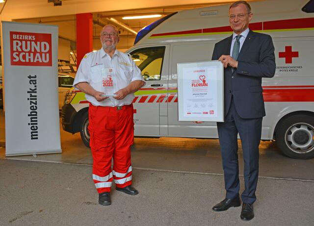 Landeshauptmann Thomas Stelzer gratuliert Johannes Thurriedl, dem "Florian-Sieger" im Bezirk Freistadt.  | Foto: Erwin Pramhofer
