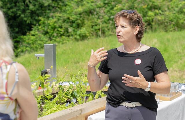 LR Ursula Lackner setzt auf ein buntes Treiben im Garten. | Foto: Land Steiermark_Purgstaller