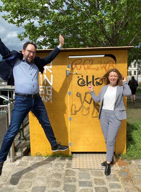 Bezirksvize und Vorsitzender des Umweltausschusses Wolfgang Mitis und Bezirksvorsteherin Silvia Janković freuen sich über die wassersparenden "öKlos". | Foto: BV 5