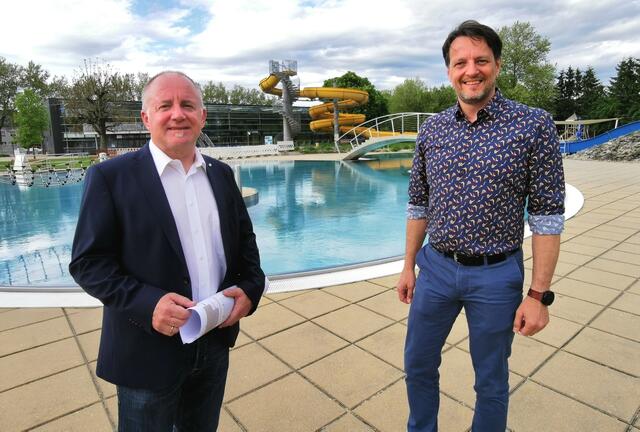 Baustadtrat Bernhard Wagner und Vizebürgermeister Gerhard Riegler im Amstettner Freibad.