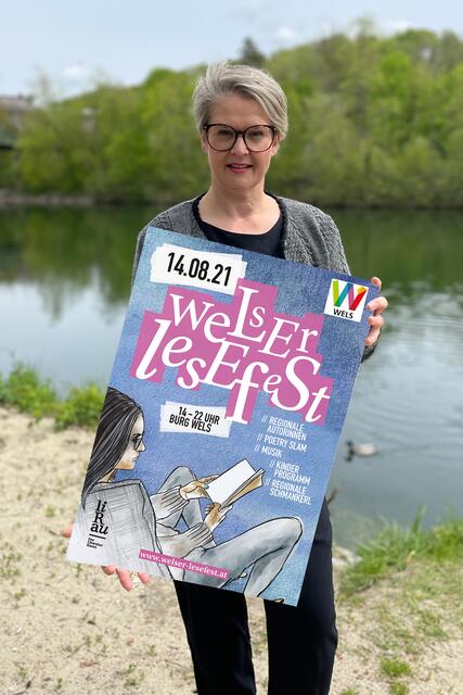 LIRAU-Obfrau Christina Gärtner mit dem Sujet des Welser Lesefestes, das der Verein am 14. August 2021 erstmalig in der Burg Wels (bei Schlechtwetter in den Minoriten) veranstaltet. | Foto: LIRAU/S. Peterstorfer