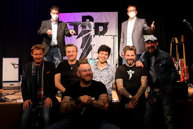 Kulturstadtrat Stefan Jandl und Bürgermeister Christian Haberhauer präsentieren The Ridin' Dudes und Dennis Jale bei der ersten Amstettner Rock'n'Roll Nite | Foto: Kati Pregartner