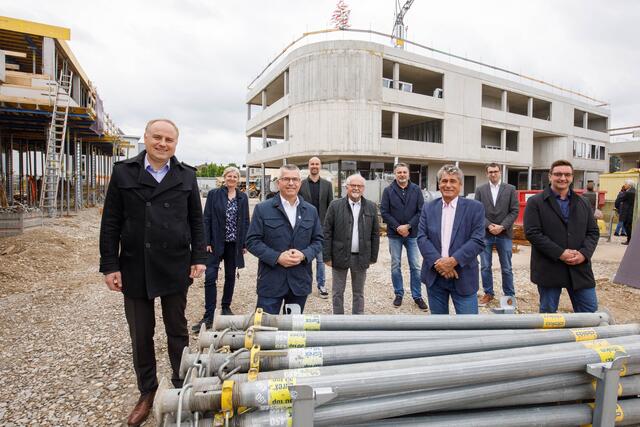 Dominik Peherstorfer (Avoris), Karin Klink (Avoris), Bürgermeister Rudolf Scharinger, Christian Sageder (Avoris), Stadtrat Franz Amann, Stadtrat Christian Engertsberger, Vizebürgermeister Herwig Mahr, Harald Schranz (Avoris), Stadtmarketing-Geschäftsführer Karl-Heinz Koll, | Foto: Wakolbinger/Avoris