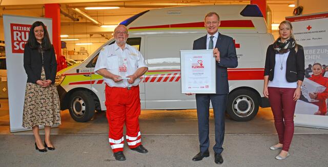 Kathrin Kühtreiber-Leitner (OÖ Versicherung), Bezirkssieger Johannes Thürriedl, Landeshauptmann Thomas Stelzer und BezirksRundschau-Redakteurin Elisabeth Klein.  | Foto: Erwin Pramhofer