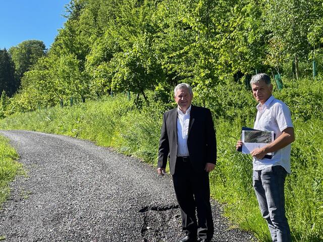 Bgm. Josef Niggas und Amtsleiter Daniel Kahr beim gemeindeeigenen Wald, der bald "vor der Haustür" ein vielfältiges Angebot für Biker bietet.  | Foto: Martina Schweiggl