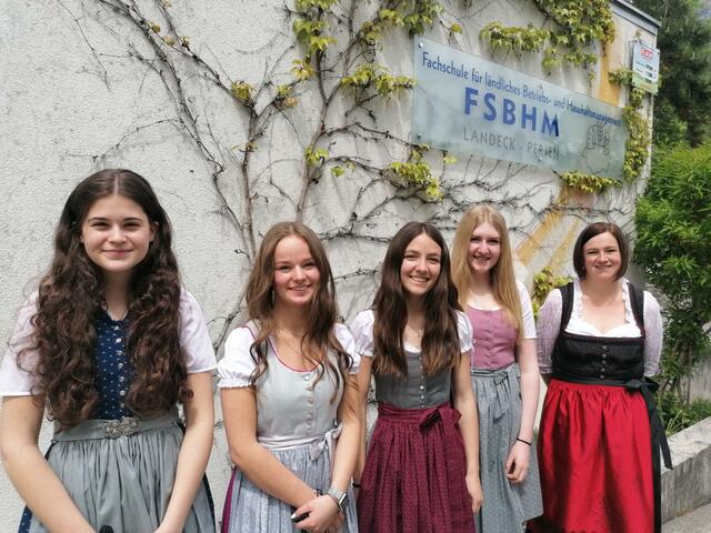 Die ersten ausgebildeten Kindergartenassistentinnen der FSBHM: Selina Kathrein, Laura Waldegger, Amélie Gatt und Hannah Traxl mit Fachlehrerin Zangerl Katharina (v.li.) | Foto: FSBHM Landeck