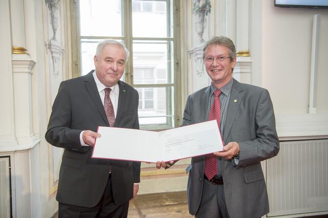 Professor Rudolf Trummer (r.) bekam von Hermann Schützenhöfer die Verleihungsurkunde überreicht. | Foto: Land Steiermark/Foto Fischer