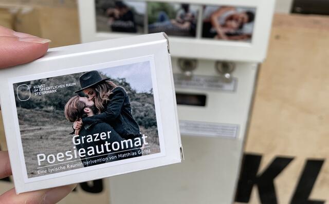 Solche Gedichtpäckchen kann man sich am Forum Stadtpark aus einem alten Automaten ziehen.  | Foto: kk