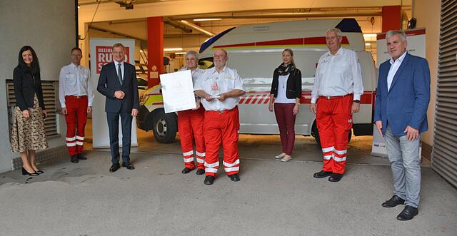 Große Freude beim Roten Kreuz Freistadt und in Thürriedls Heimatgemeinde Grünbach. Am Bild: Kathrin Kühtreiber-Leitner (OÖ Versicherung), Gerald Roth (Bezirksgeschäftsleiter und Bezirksrettungskommandant), Thomas Stelzer, Hildegard und Johannes Thurriedl, Elisabeth Klein (BRS Freistadt), Alois Hochedlinger (Bezirksstellenleiter) und Stefan Weißenböck (Bürgermeister von Grünbach).  | Foto: Erwin Pramhofer
