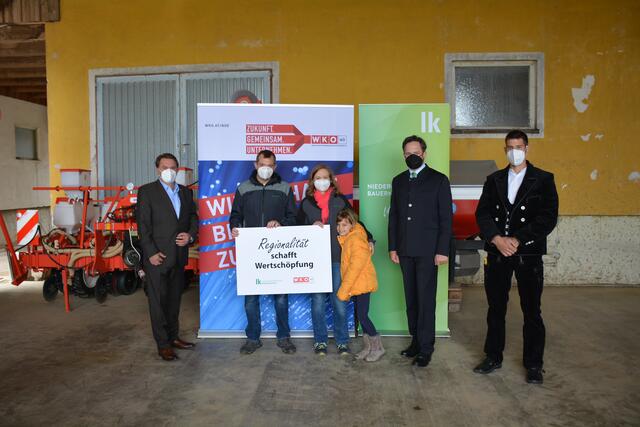 WK NÖ-Präsident Wolfgang Ecker, Familie Anna und Dietmar Haas, LK NÖ-Präsident Johannes Schmuckenschlager, Zimmerer Stefan Winter | Foto: Sophia Überbacher