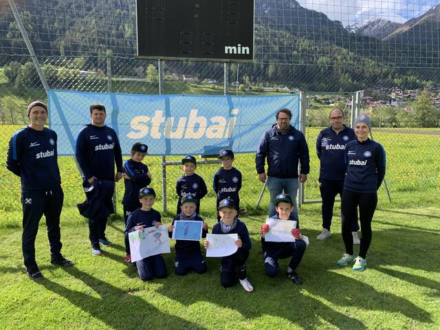 U7-Trainer Michael Bichler, Nachwuchsleiter Goran Milutinovic, Obmann Ramon Ram, Vorstand Dirk Kuhlewind und U7-Trainerin Tina Keskinovic mit den Preisträgern des Zeichenwettbewerbs U7 und U10 sowie dem Fußball-Kindergarten. | Foto: FC Stubai