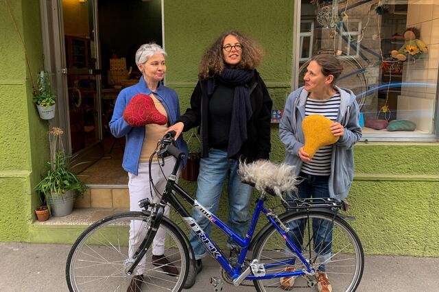 Ruth Freitag, Dalia Sarig-Fellner und Vivien Maxa (v.l.) verstehen etwas von Sattelbezügen aus Schafwolle. | Foto: Slow Craft