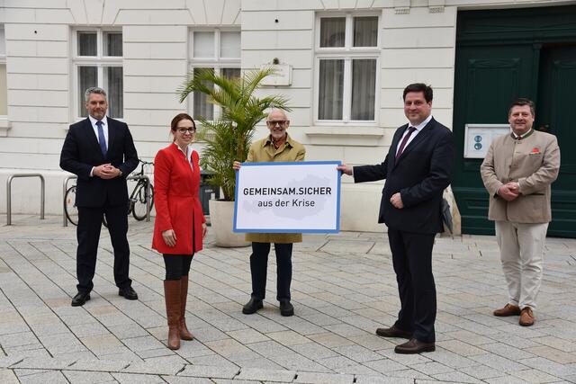 Im Bild (v.li.): Innenminister Karl Nehammner, NAbg. StR Carmen Jeitler-Cincelli, GR Leopold Habres, Bürgermeister Stefan Szirucsek sowie StR Markus Riedmayer. | Foto: psb