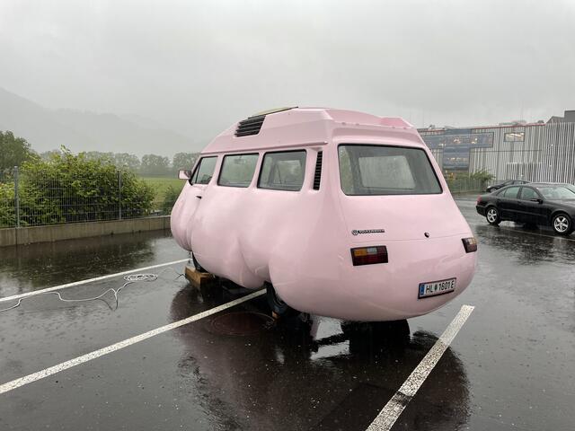 Die Bushaltestelle von Erwin Wurm