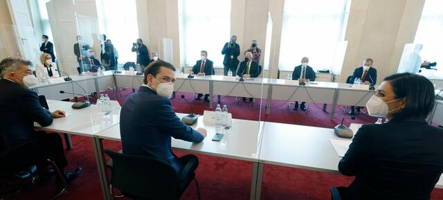 Am Freitag fand ein Roundtable zur aktuellen Coronasituation mit Bundeskanzler Sebastian Kurz (m.), Vizekanzler Werner Kogler (l.), Bundesministerin Elisabeth Köstinger (r.), den Landeshauptleuten sowie mit Expertinnen und Experten statt.