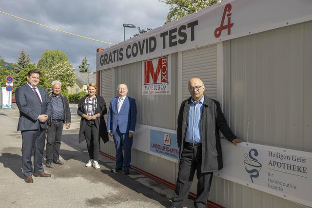 Im Bild: Bürgermeister Stefan Szirucsek, Kurt Staska, Vizebürgermeisterin Helga Krismer, Heinz Haberfeld sowie Nedjatian Mehrdad. | Foto: psb