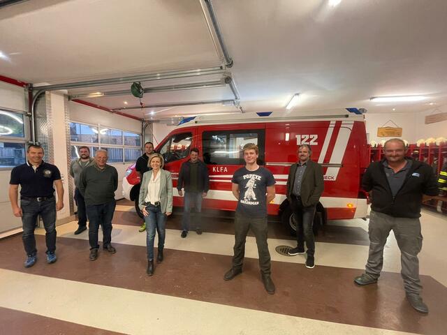 Das neue Kleinlöschfahrzeug der FW Perneck wurde von den Kameraden und vertretern der Stadtgemeinde begutachtet. | Foto: Feuerwache Perneck