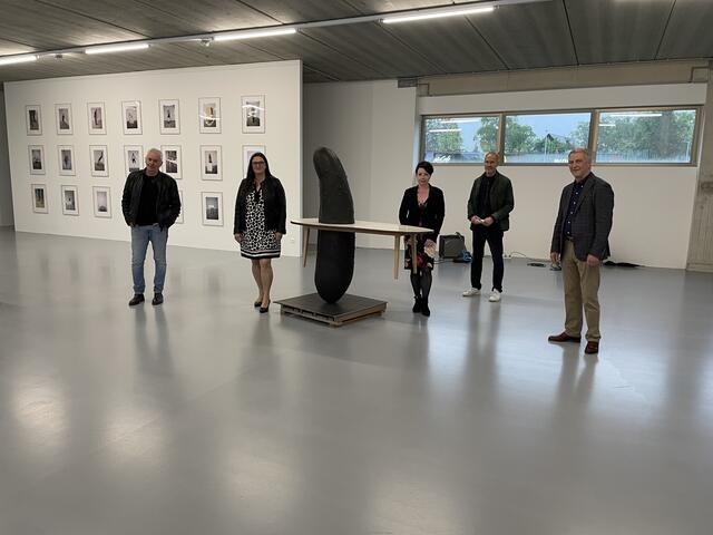 Hans Weigand, Bgm. Petra Weberhofer, Vize-Bgm. Melanie Praxmaier, Erwin Wurm und Reinhard Diethardt