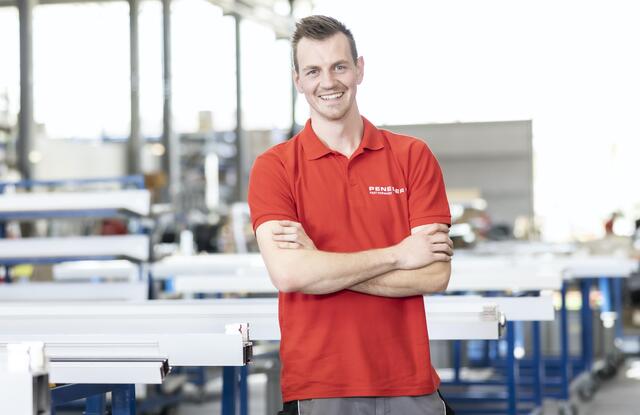 Mitarbeiter bei Peneder genießen viele Vorteile wie sichere und saubere Arbeitsbedingungen. Und das krisensichere Unternehmen bietet ihnen außerdem Top-Entwicklungschancen. | Foto: Peneder