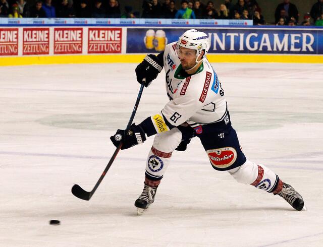 Schon einmal trug Schofield das Dress der Adler  | Foto: GEPA